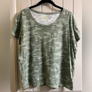 Vineyard vines green camo surf tee